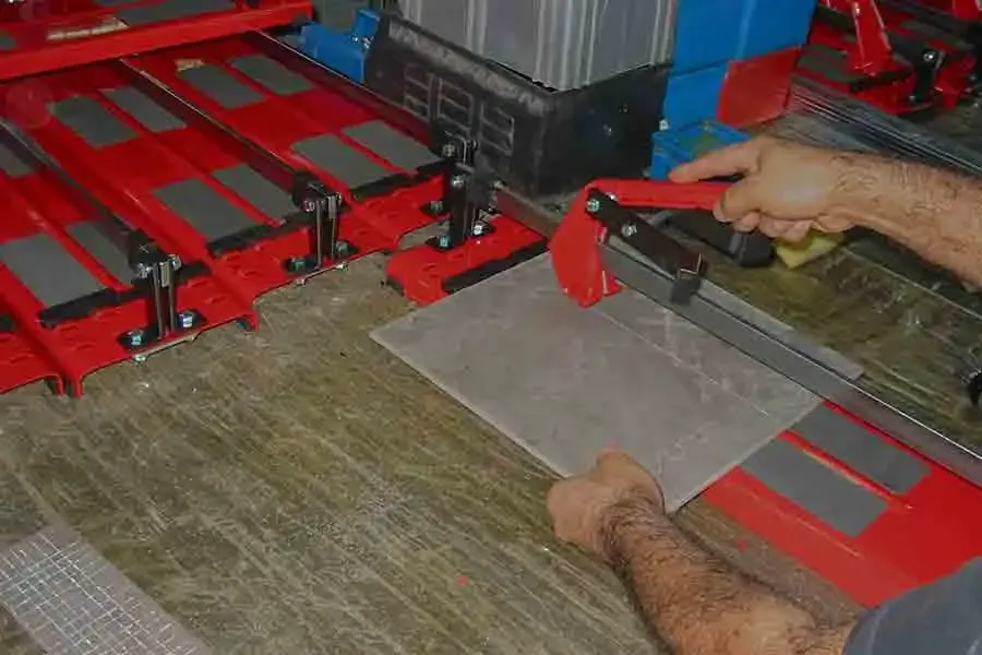 Qualitätsprüfung am EuroCut Fliesenschneider