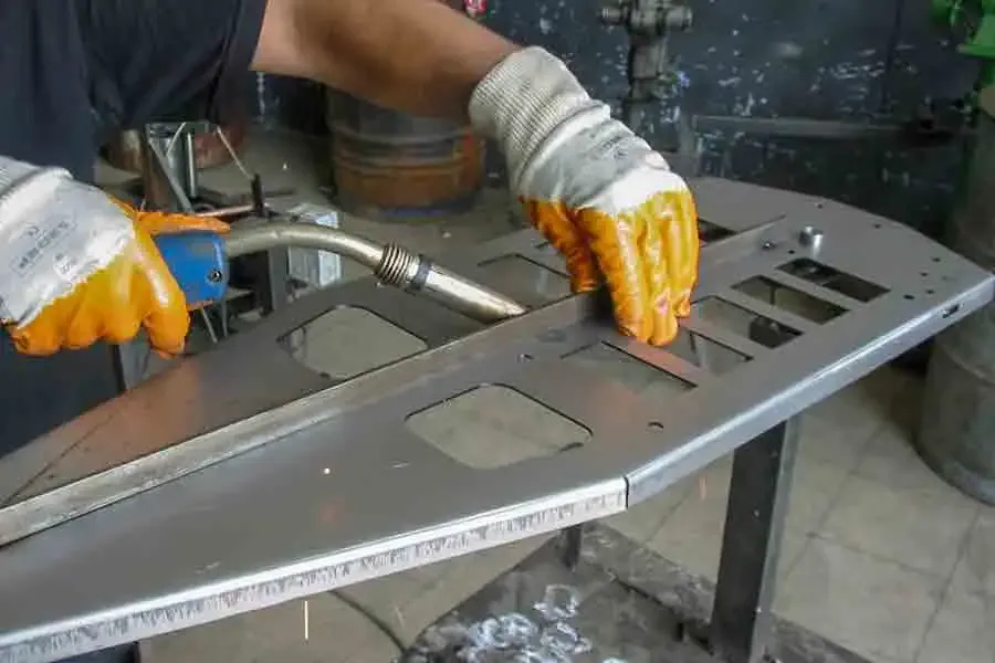 Schweißarbeiten an der Grundplatte für den MagicCut Fliesenschneider